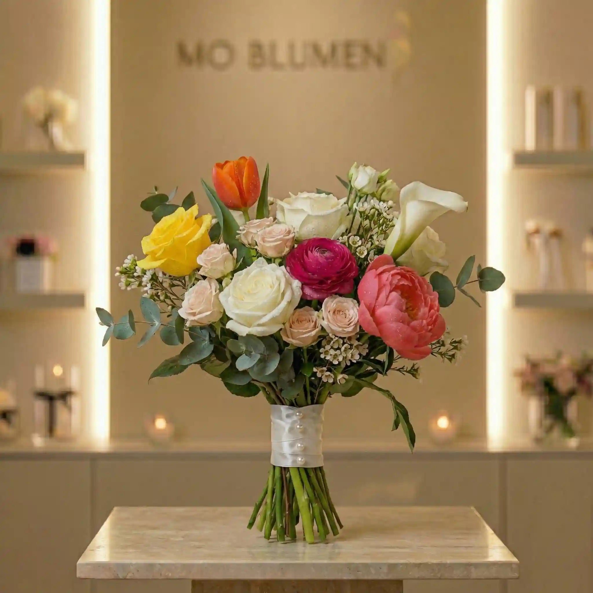 Hochzeitsfloristik Wien – Blumendeko & Eventblumen: Handgefertigtes Brautstrauß aus rosa und weißen Rosen für exklusive Hochzeiten in Wien